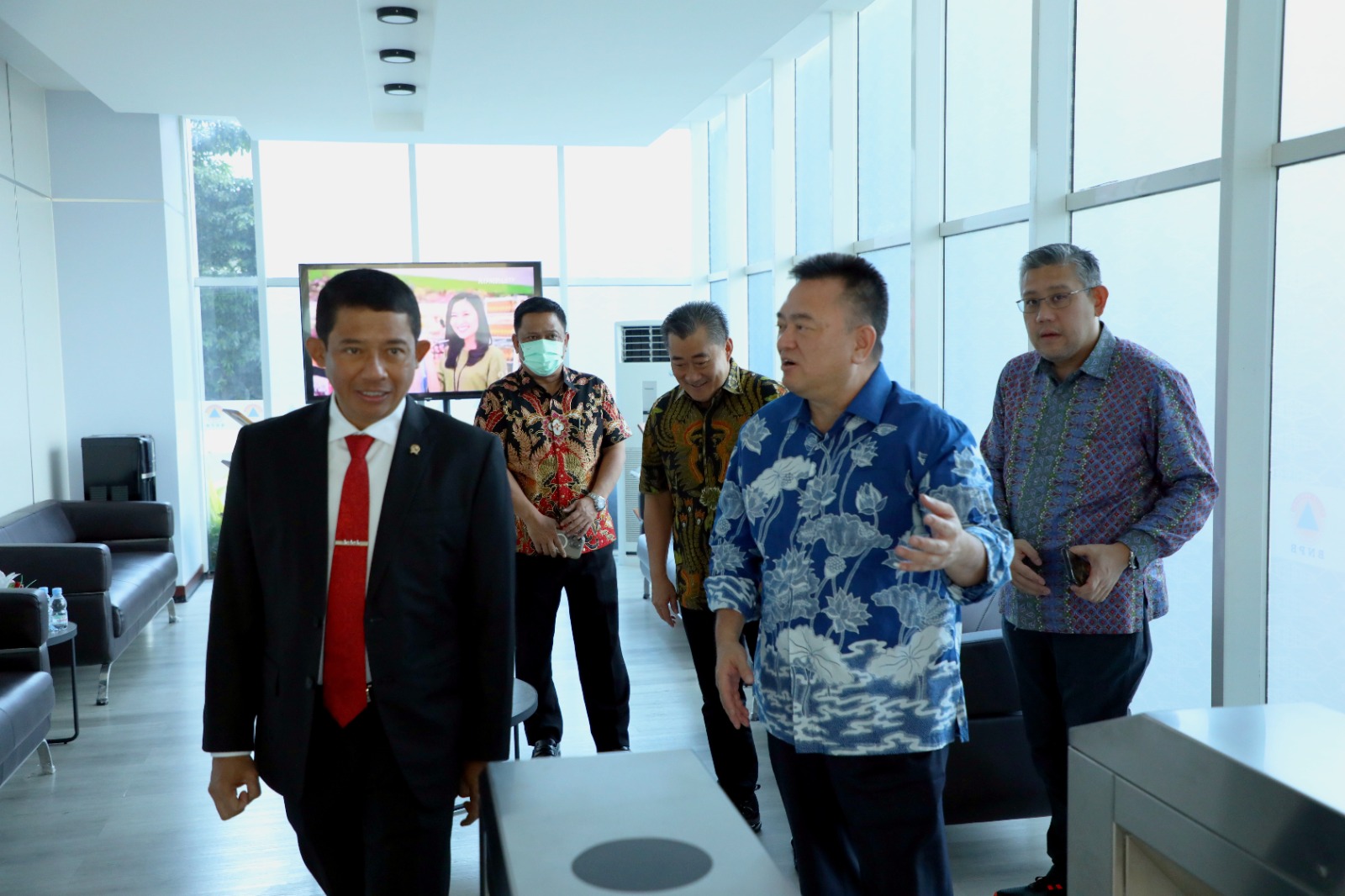 Kepala BNPB Letjen TNI Suharyanto (kiri) saat menerima kunjungan dari Sinar Mas Grup dalam kegiatan minyak murah di Bazar Ramadan BNPB, Graha BNPB, Jakarta, Selasa (21/3).